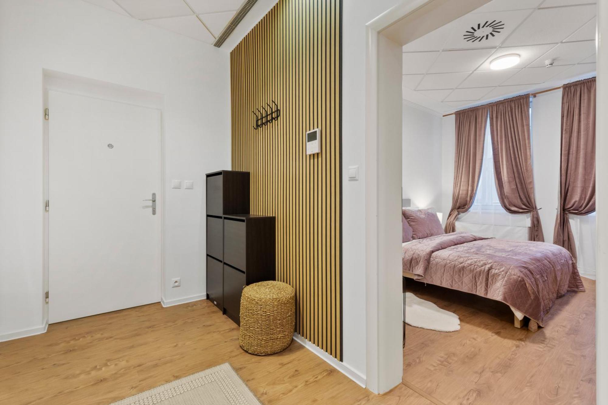 Апартаменты Luxe Living At Old Town Center Братислава Экстерьер фото